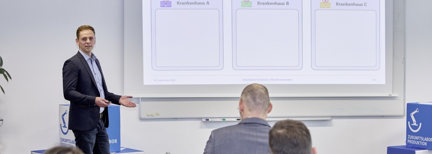 Man steht vor Leinwand und präsentiert