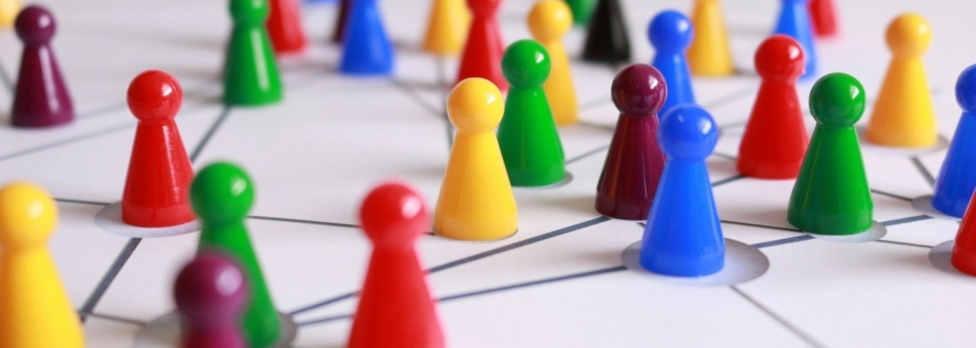 Bunte Spielfiguren sind vernetzt