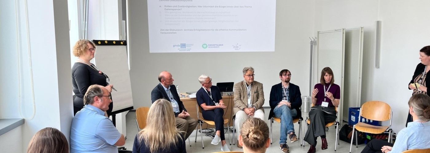 Eine Gruppe sitzt im Stuhlkreis und diskutiert