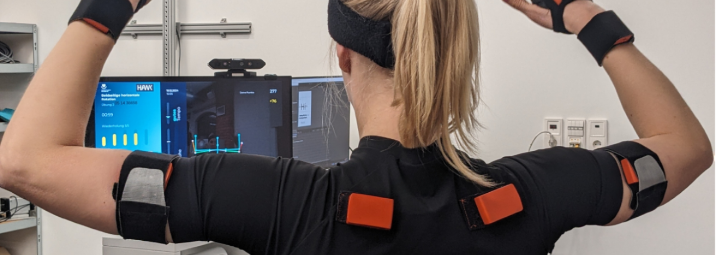 Frau führt Übung mit technischer Ausstattung durch