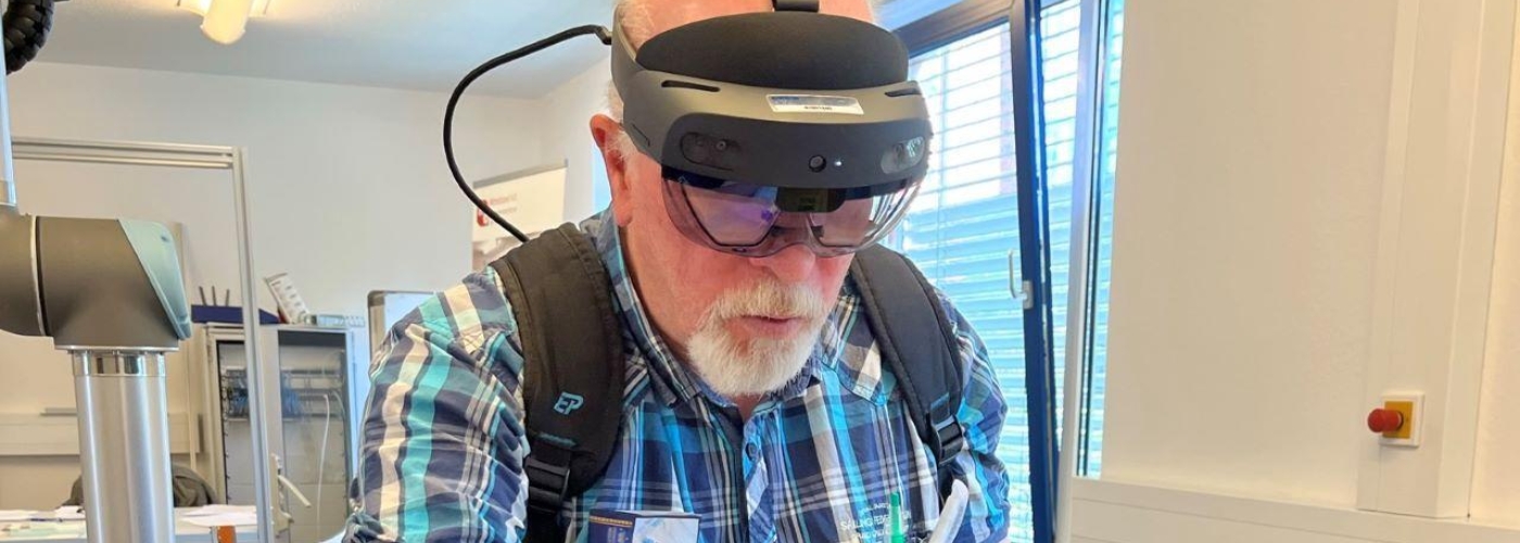 Mann mit Augmented-Reality-Brille auf dem Kopf