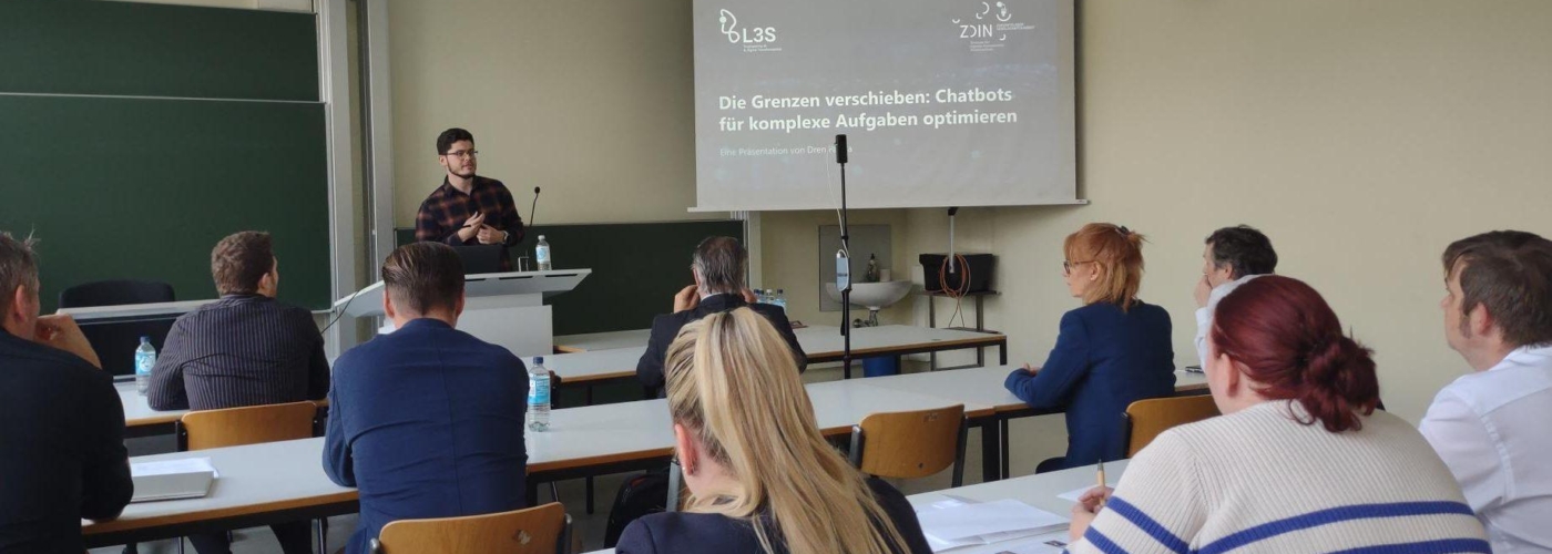 Ein Mann hält einen Vortrag
