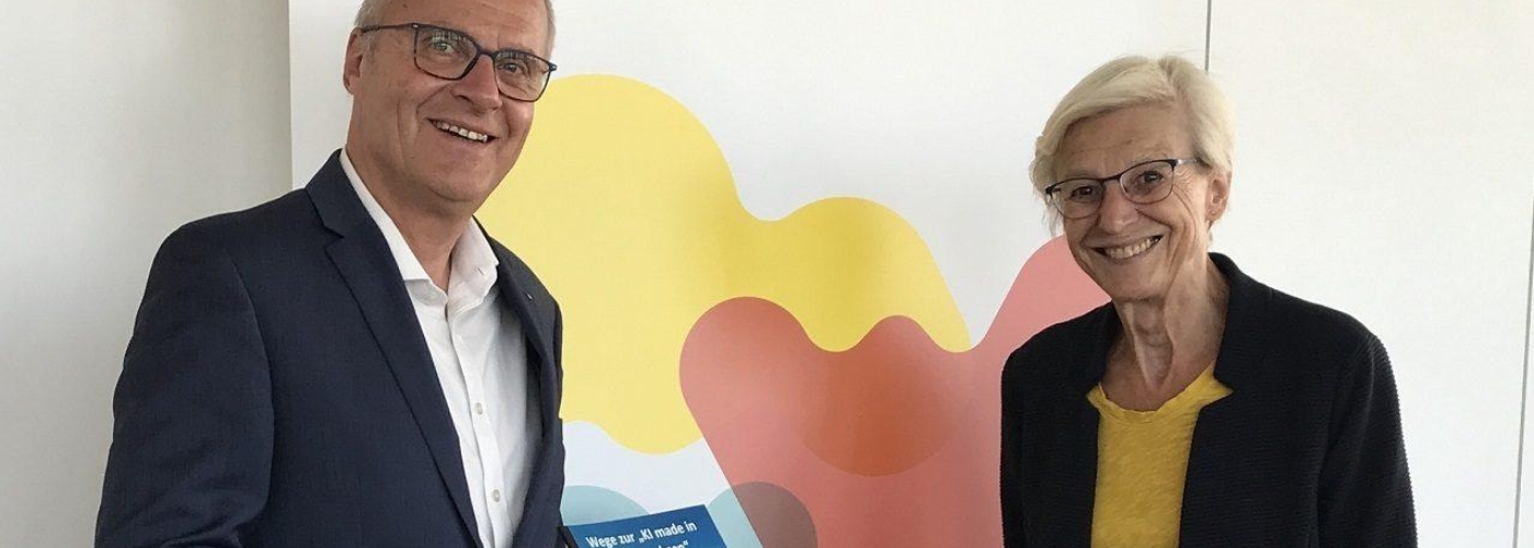 Eine Frau und ein Mann lächeln in die Kamera