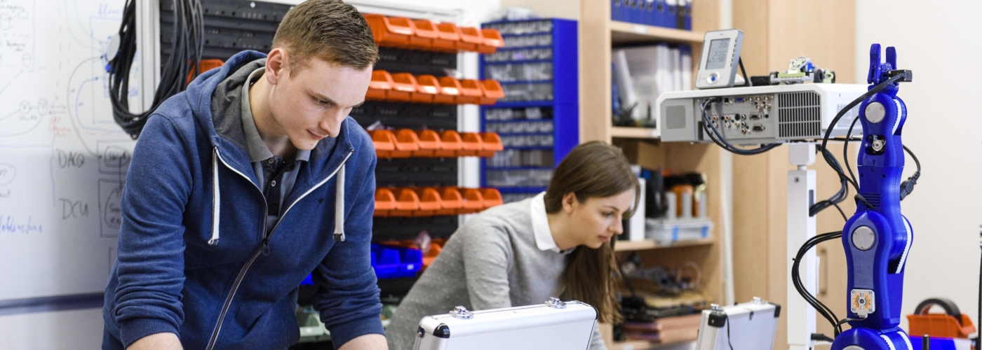 Zwei Personen stehen in einem Labor