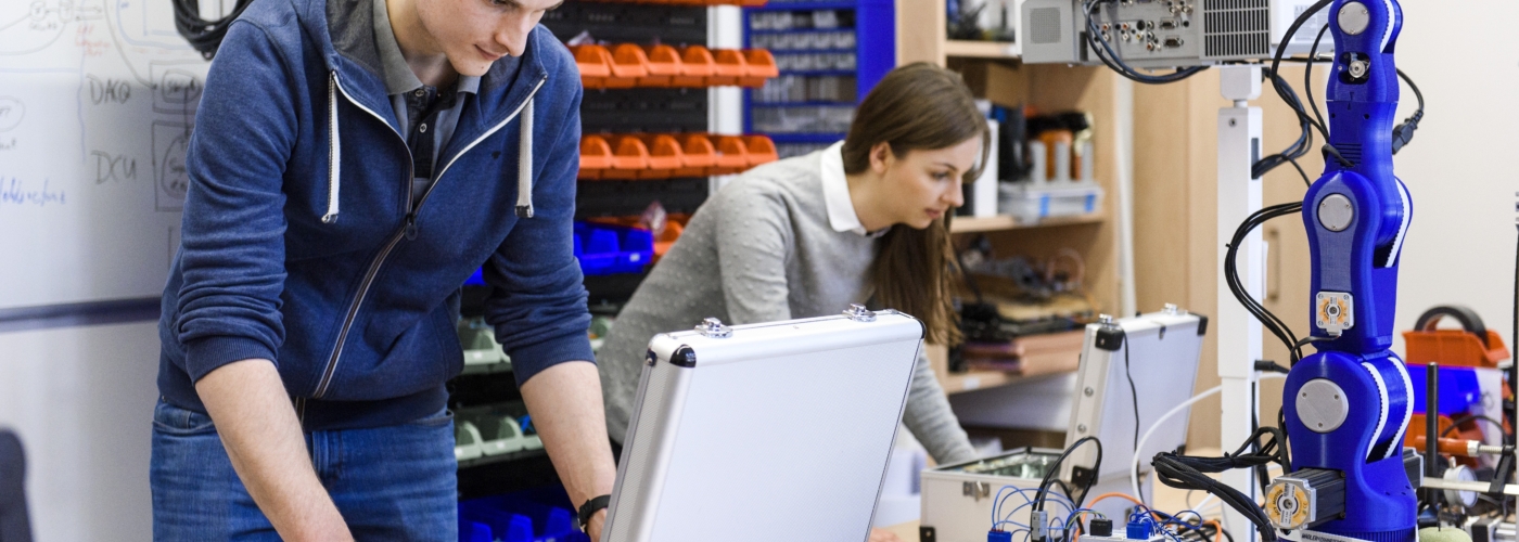 Zwei Personen arbeiten in einer Technikwerkstatt
