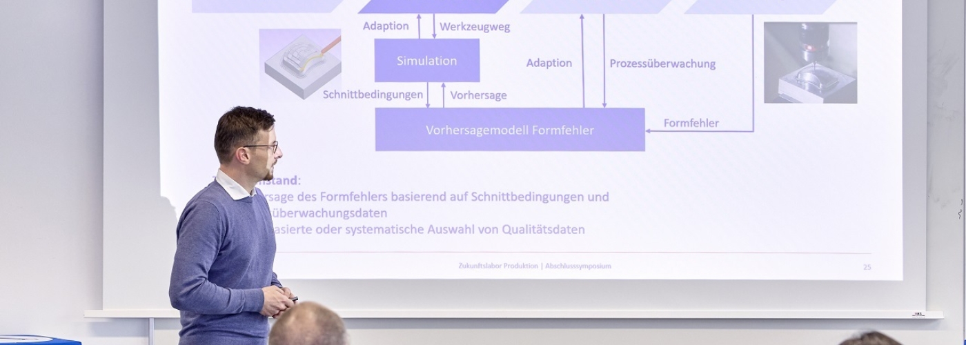Mann präsentiert mit Abbildungen und Projektor