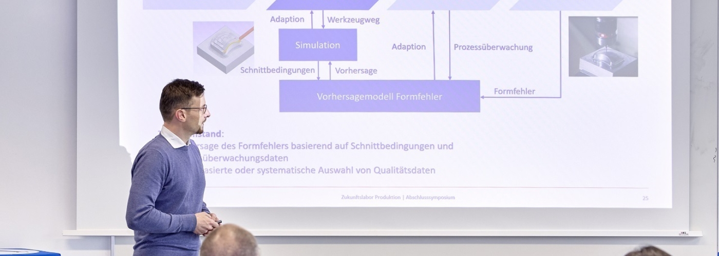 Ein Mann hält eine Präsentation zur Prozesskette Werkzeugfertigung.