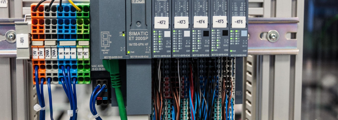 Technische Einheit mit Kabeln und Schaltern