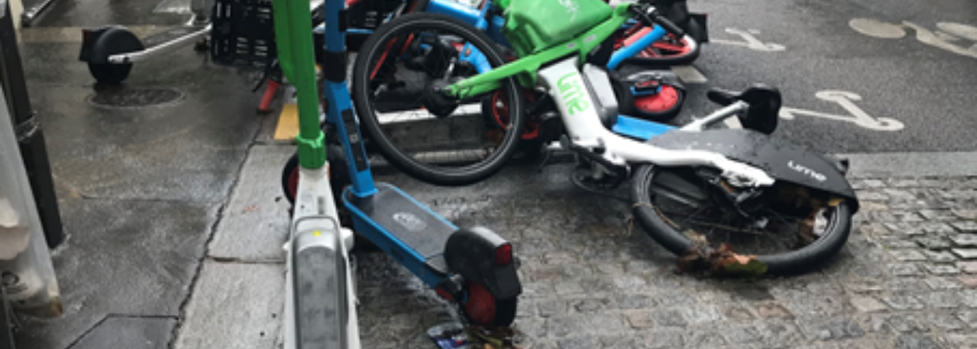 Bild von E-Scootern und umgekippten E-Bikes.