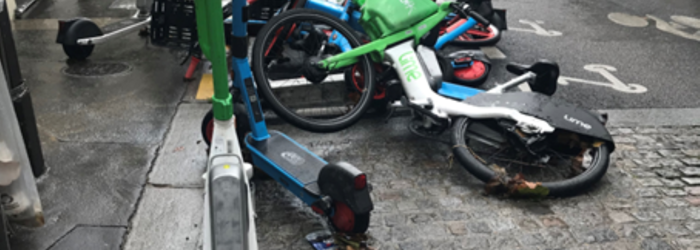 E-Scooter sind in Straße geparkt