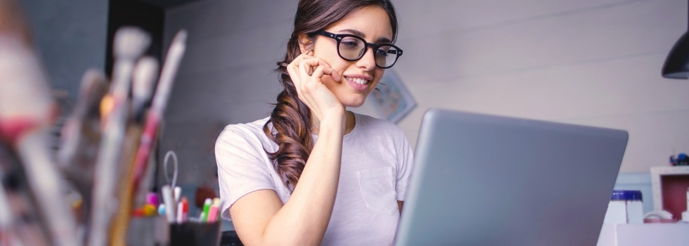 Frau sitzt vor Laptop