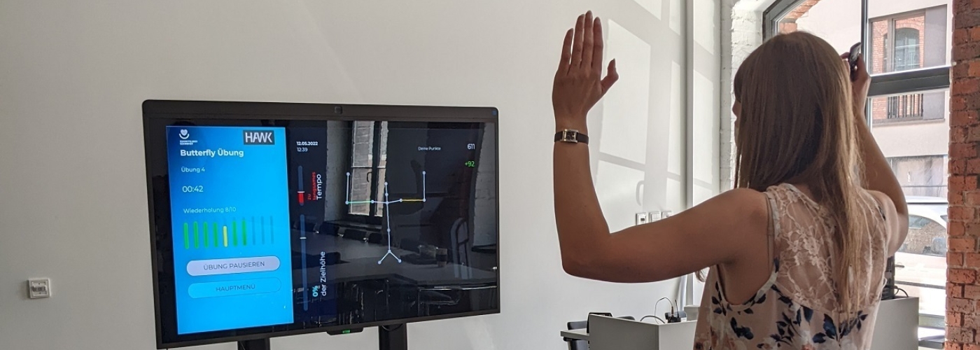 Eine Frau folgt Anweisungen der Physiotherapie App