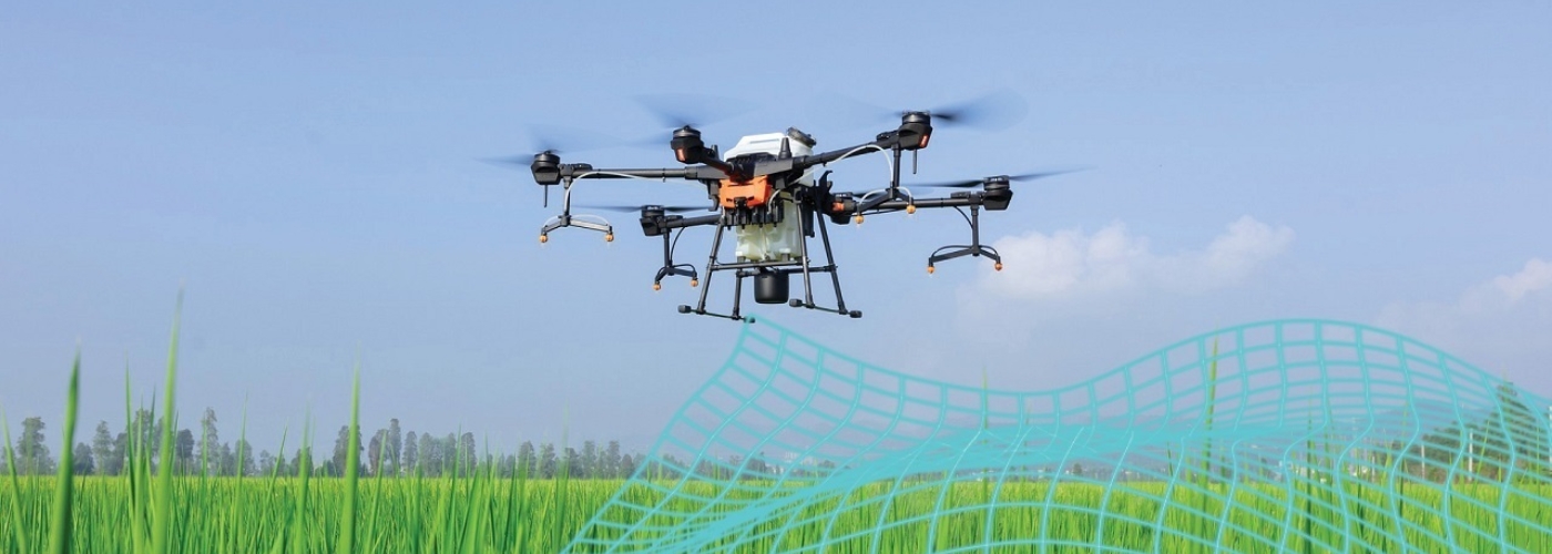 Drohne fliegt über Feld