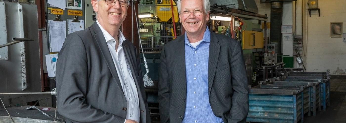 Zwei Männer stehen nebeneinander.