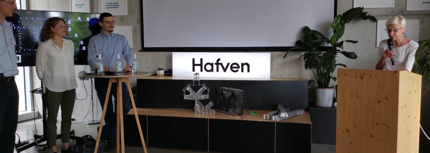 Eine Frau spricht an einem Podium in ein Mikrofon