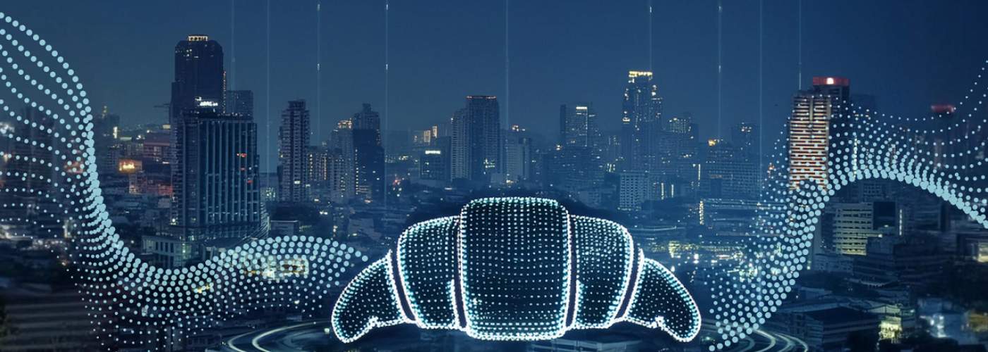 Croissant aus Lichtpunkten schwebt über Stadt