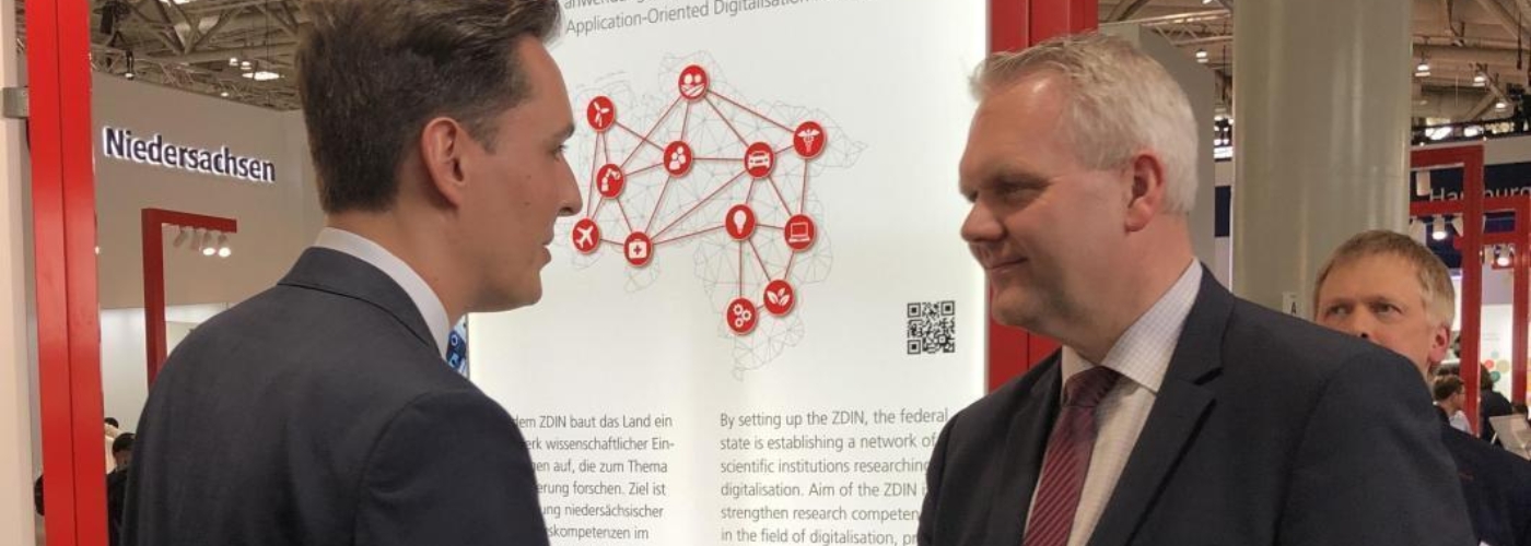 Zwei Männer geben sich die Hand