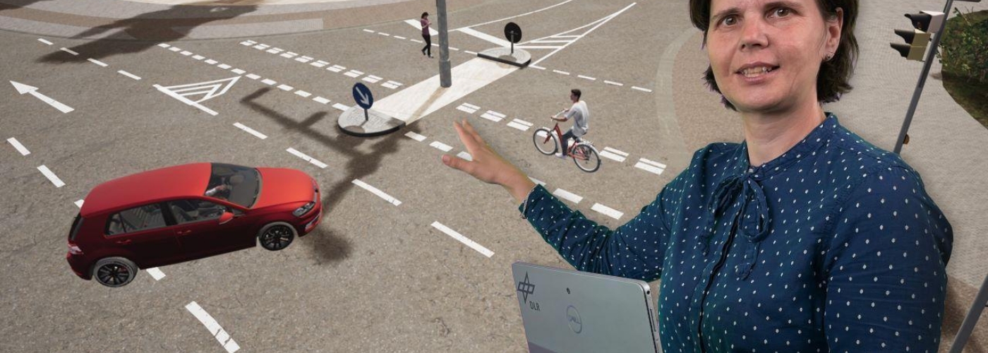 Frau steht vor einer digitalen Verkehrssimulation