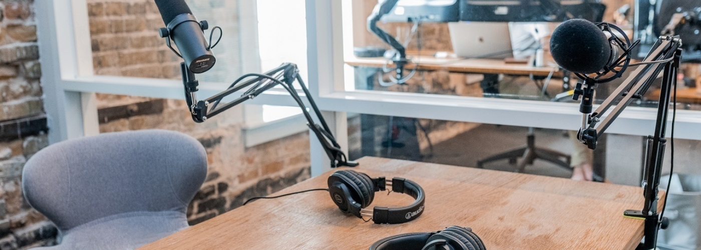 Tisch mit Kopfhörern und Mikrofonen