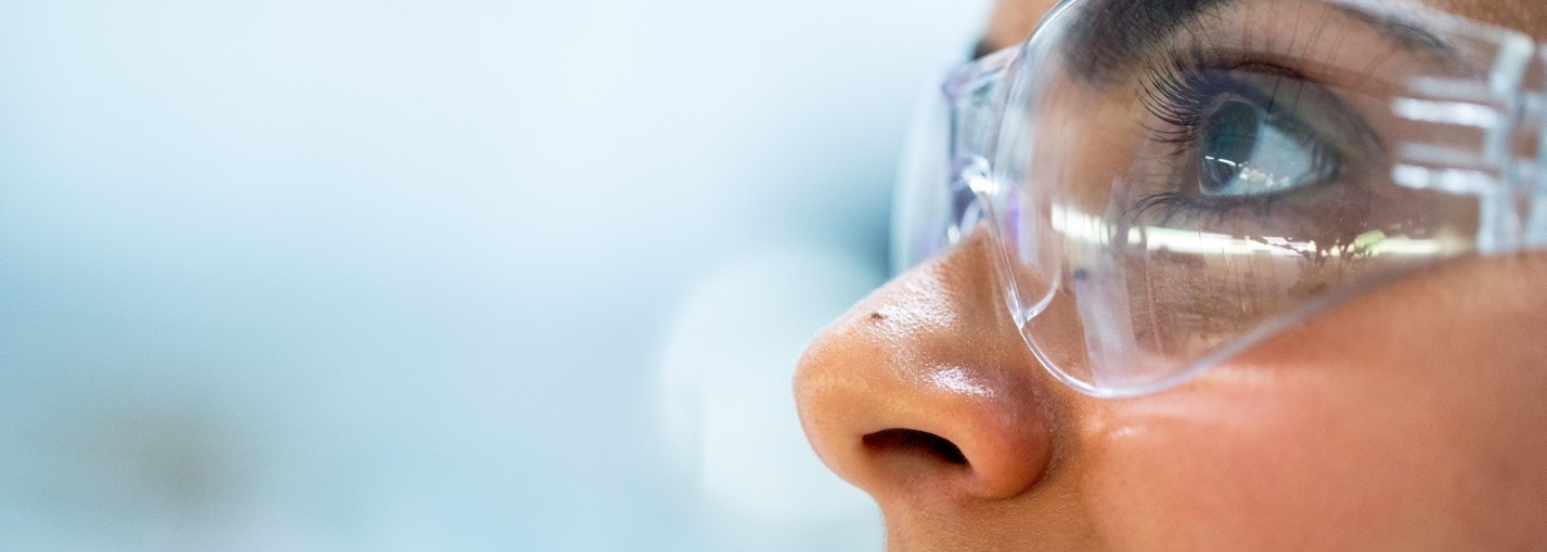 Frau mit Schutzbrille