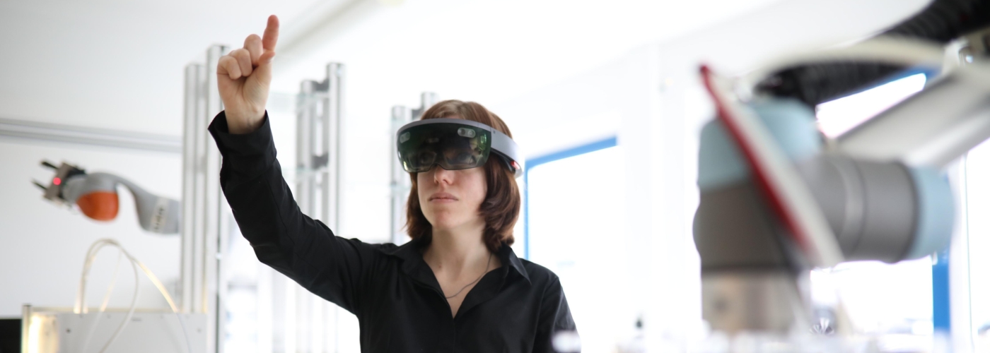 Frau trägt VR-Brille