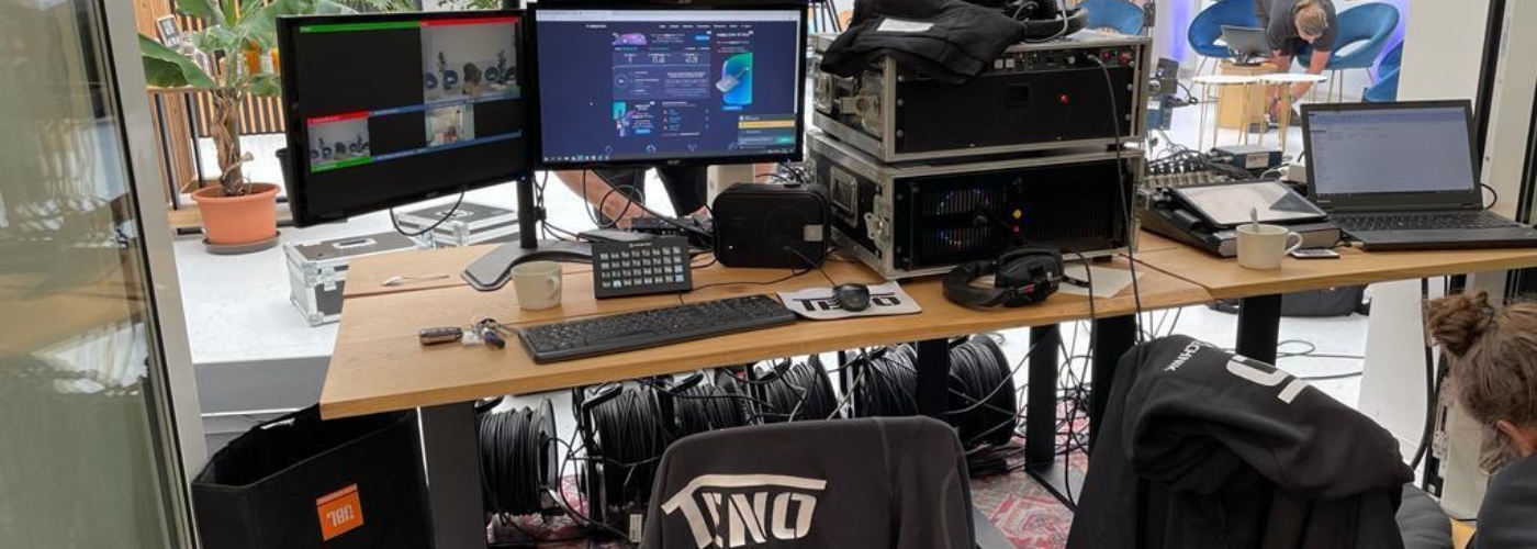 Ein Tisch mit allerhand Technik unter dem Namen "TENO"