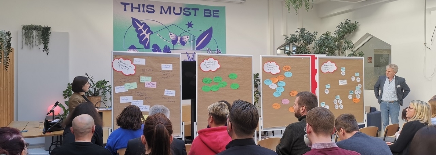 Eine Gruppe nimmt an einem Workshop teil.