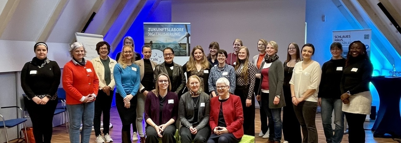Eine große Gruppe Frauen steht nebeneinander