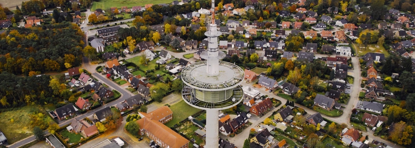 Luftaufnahme von Fernsehturm und umliegender Stadt