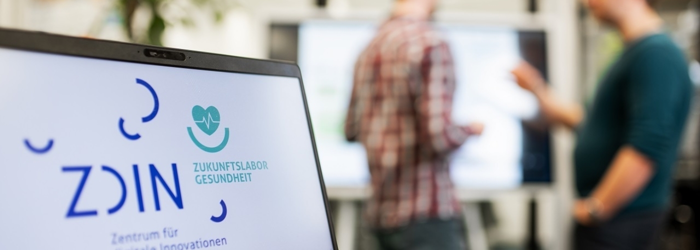 Ein Laptop zeigt das Logo des ZDIN und des Zukunftslabor Gesundheit