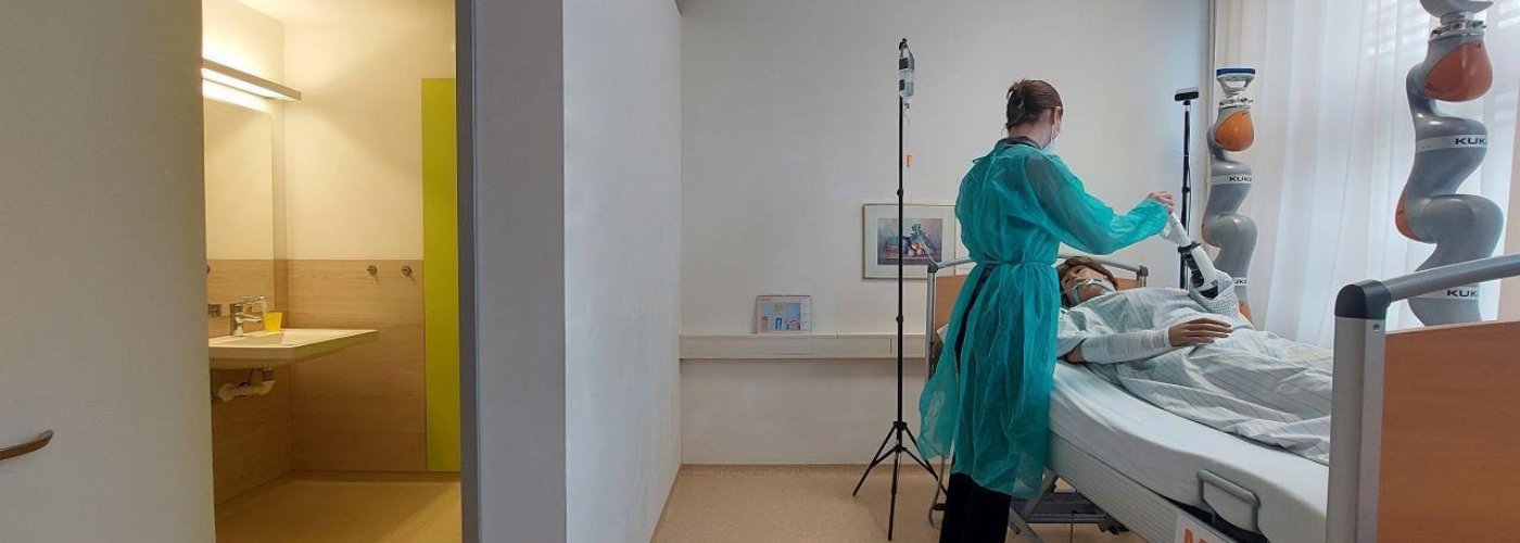 Krankenpflegerin arbeitet an einer Testpuppe