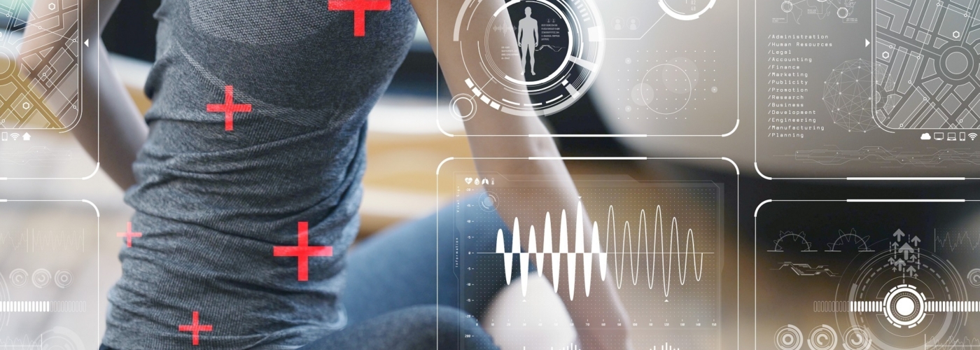 Eine Frau macht Sport, während digitale Daten eingeblendet werden.