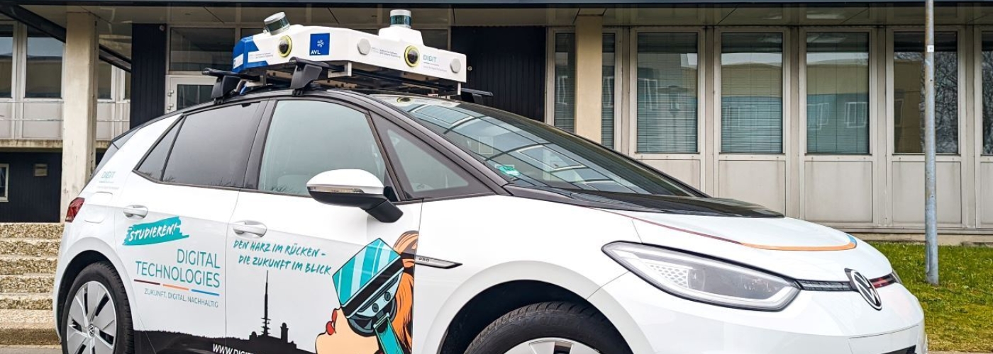 Auto mit Stickern an der Außenseite