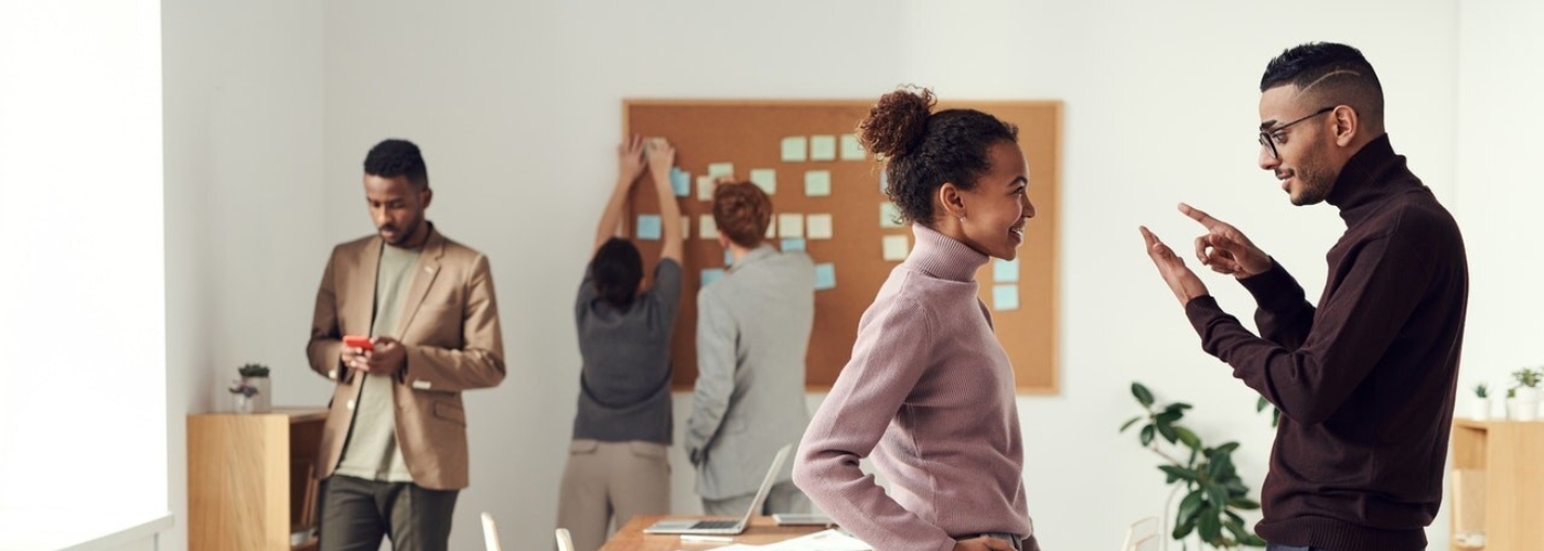 Mehrere Menschen in einem Workshopraum