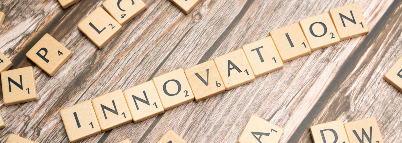 Das Wort Innovation wurde aus Scrabble Buchstaben gelegt.