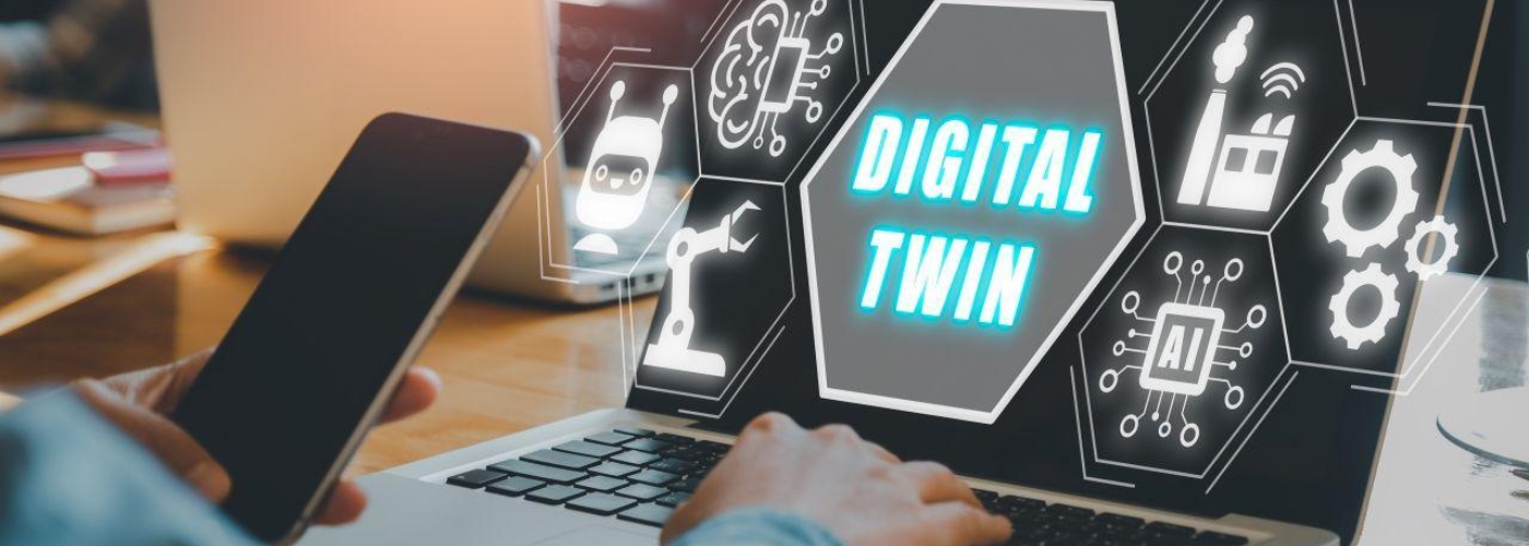 Person am Laptop. Auf dem Bildschirm steht Digital Twin.