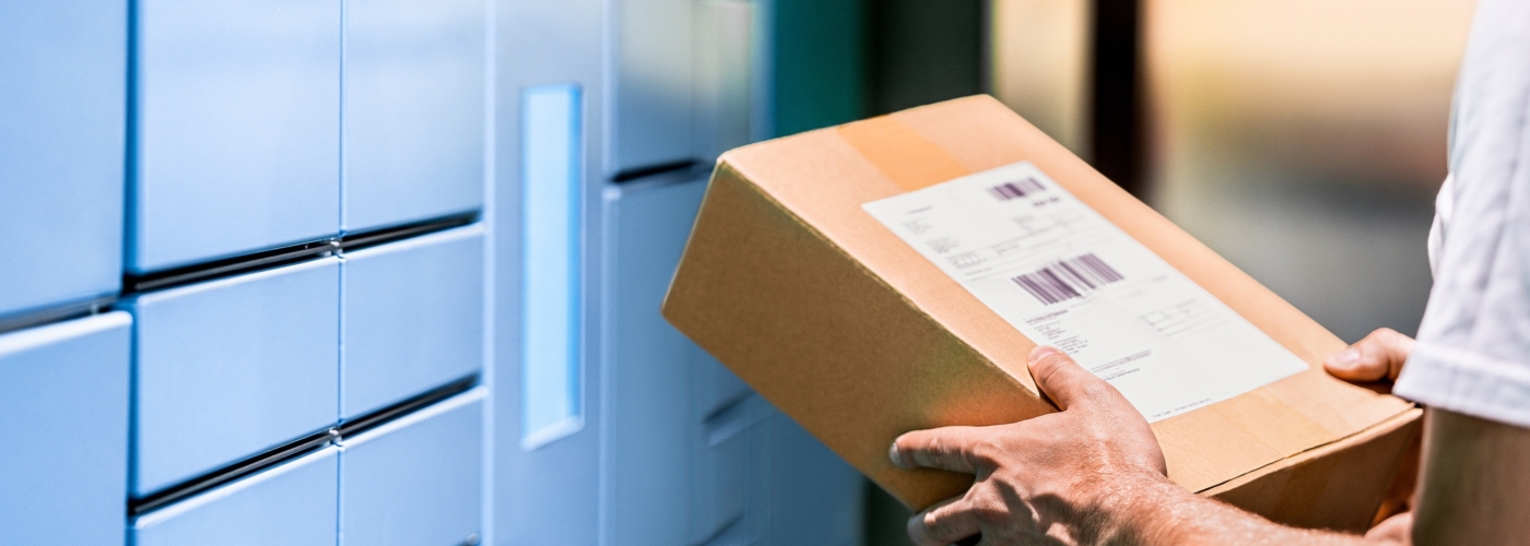 Person mit Paket in der Hand