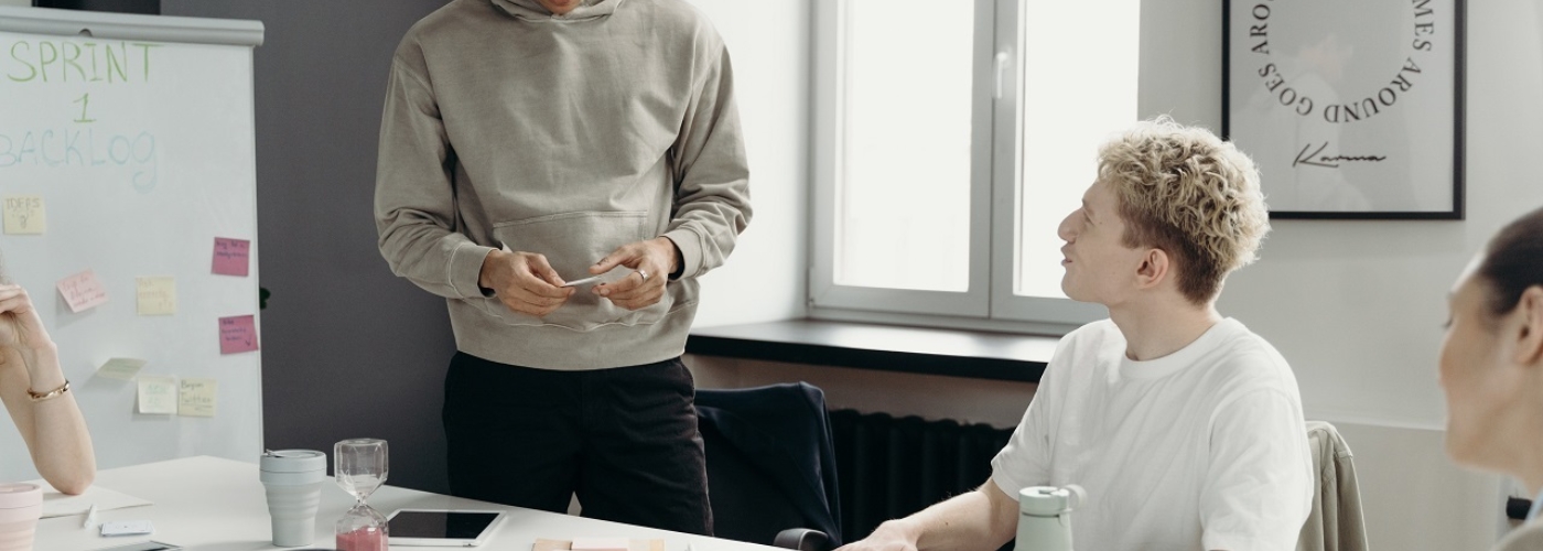 Vier Personen in einem Besprechungsraum